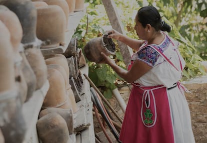 Mujer integrante de la Unión de Cooperativas Tosepan cosecha miel de abeja melipona.