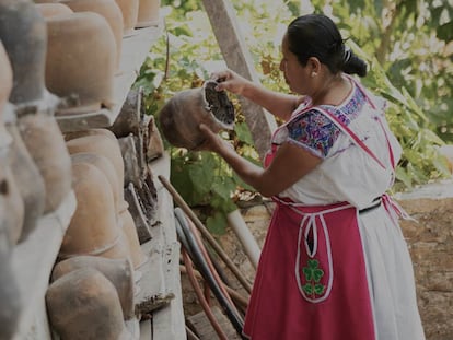 Mujer integrante de la Unión de Cooperativas Tosepan cosecha miel de abeja melipona.