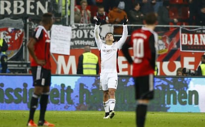 Chicharito festeja su gol frente al Ingolstadt.