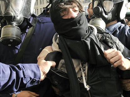 Antidisturbios detienen a un manifestante radical el viernes en Atenas.