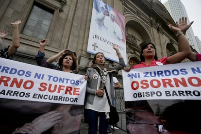 Protestos em frente à Catedral de Santiago contra o Bispo de Osorno