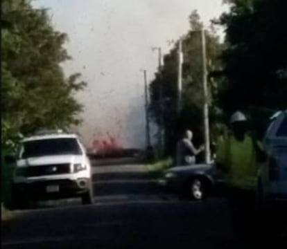 Lava manando en una zona residencial de Hawai.