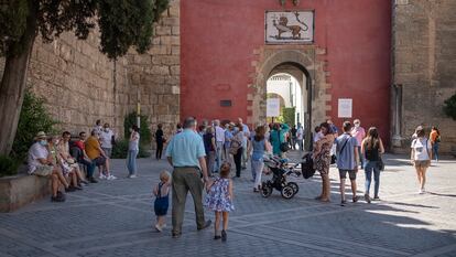 Un grupo de personas hacen cola para entrar en el Real Alcázar de Sevilla.