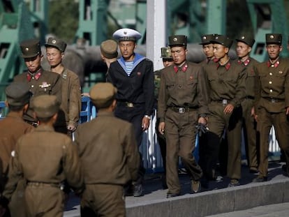 Un grupo de militares cruza un puente en Pyongyang (Corea del Nord), el 10 de octubre de 2015. 