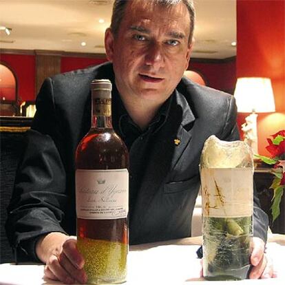 José Polo con la botella salvada y su envase primitivo.