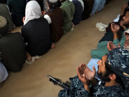 Un agente de policía talibán reza en una mezquita del barrio de Aino Maina, en Kandahar (Afganistán).