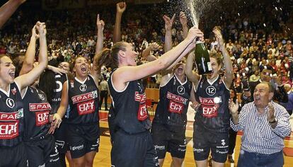 Las jugadoras del Girona celebran el t&iacute;tulo de Liga.