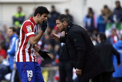 Simeone charla con Diego Costa