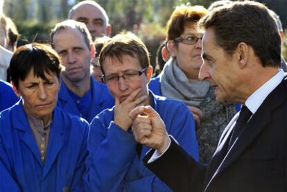 El presidente francés, Nicolas Sarkozy, habla a los trabajadores de una empresa alimentaria en Bonneval.
