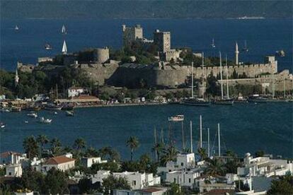 Vista de la bahía de Bodrum, al suroeste de Turquía. Al fondo, la fortaleza, convertida en 1964 en Museo de Arqueología Submarina.