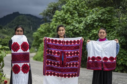 As artesãs Antonia Sántiz López, Sofía Luna Sántiz e Petrona Girón Méndez mostram bordados elaborados por elas na comunidade Las Manzanas, em Chiapas. GLADYS SERRANO
