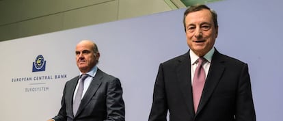 El vicepresidente del BCE, Luis de Guindos, y el presidente del organismo, Mario Draghi.