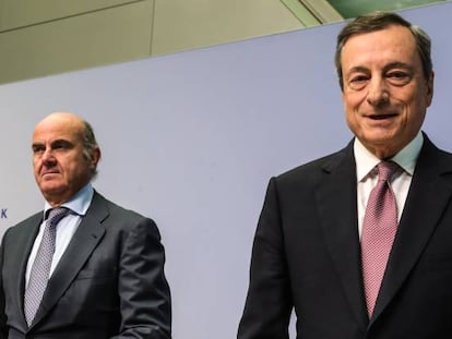 El vicepresidente del BCE, Luis de Guindos, y el presidente del organismo, Mario Draghi.