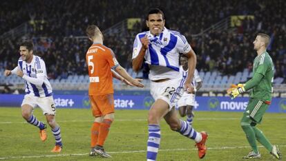 Jonathas celebra uno de sus goles