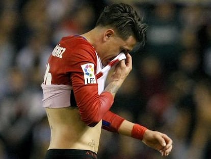 Gim&eacute;nez, desconsolado tras finalizar el partido. 