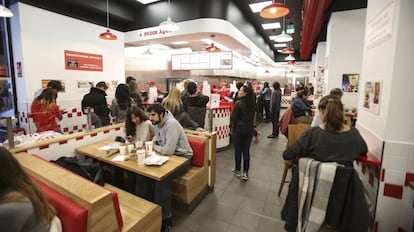 Restaurante Five Guys en la Gran V&iacute;a de Madrid.