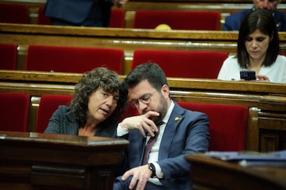 La consejera de Acción Climática,Teresa Jordà (izq.), habla con el 'president' Pere Aragonès (der.) durante la sesión del pleno del Parlament.