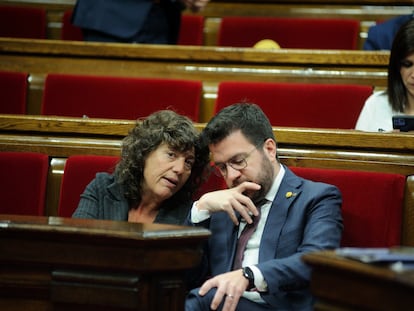 La consejera de Acción Climática,Teresa Jordà (izq.), habla con el 'president' Pere Aragonès (der.) durante la sesión del pleno del Parlament.