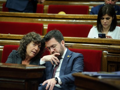 La consejera Teresa Jordà junto al presidente Pere Aragonès, en el Parlament.