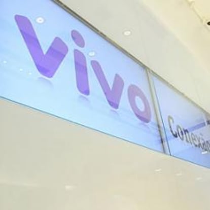 Dos clientes miran varios teléfonos móviles en una tienda de Vivo