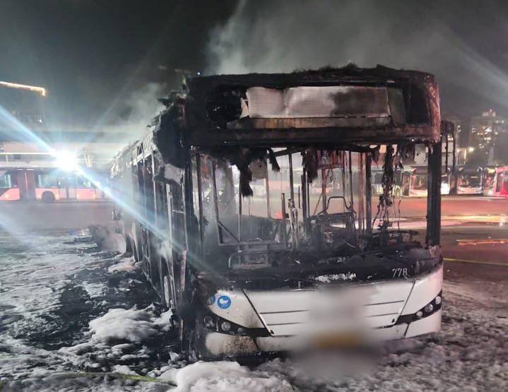 Uno de los autobuses, tras la explosión, en un aparcamiento en Bat Yam, cerca de Tel Aviv, este jueves. Fuente: Autoridad de Bomberos y Rescate de Israel