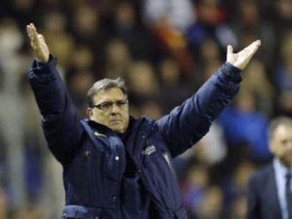 Martino protesta una jugada durante el partido ante el Levante