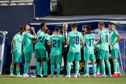 Zinedine Zidane, entrenador del Madrid, habla a su plantilla en el partido contra el Leganés en Butarque.