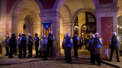 Cordón de los Mossos d'Esquadra a las puertas del Parlament de Cataluña.