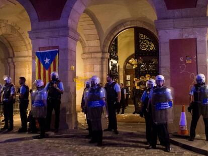 Cordón de los Mossos d'Esquadra a las puertas del Parlament de Cataluña.