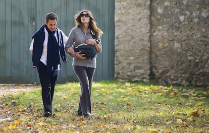 Nicolas Sarkozy y Carla Bruni con su hija, Giulia, en los jardines de Versalles, en la primera imagen que se ha hecho pública de la familia junta.