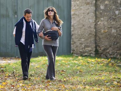 Nicolas Sarkozy y Carla Bruni con su hija, Giulia, en los jardines de Versalles, en la primera imagen que se ha hecho pública de la familia junta.