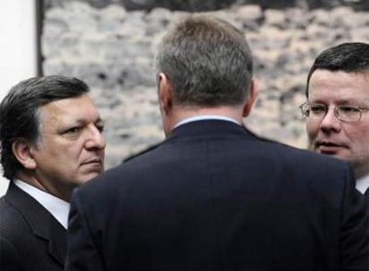 El primer ministro checo, Mirek Topolanek (centro), habla con Alexandr Vondra (derecha) y Durão Barroso.