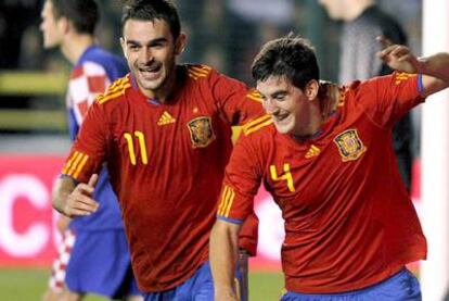 San José celebra su gol junto a Adrián durante el partido frente a Croacia.