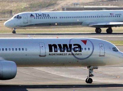 Aviones de las dos compañías en el aeropuerto de Atlanta, verdadero centro de transporte aéreo de Estados Unidos y futura sede de la nueva compañía