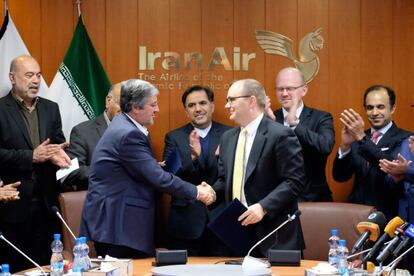 El presidente de Iran Air, Farhad Parwaresh, y el director regional de Boeing, Fletcher Barkdull, en la firma del acuerdo.