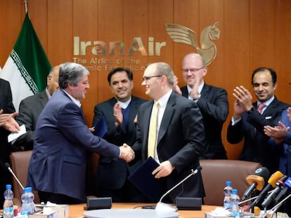 El presidente de Iran Air, Farhad Parwaresh, y el director regional de Boeing, Fletcher Barkdull, en la firma del acuerdo.