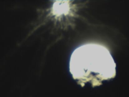 Una de las primeras imágenes tomadas por LiciaCube del impacto de DART en Dimorfo (arriba) con Dídimo en la parte inferior derecha.