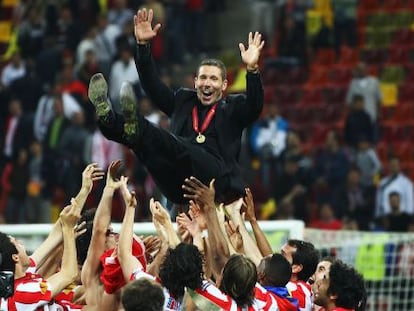 Los jugadores del Atlético mantean a Simeone.