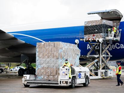 Trabajadores del aeropuerto de Barajas bajaban el 14 de abril de 2020 el cargamento sanitario comprado por el Gobierno de Isabel Díaz Ayuso y cuya procedencia era la ciudad de Shanghái.