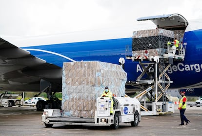 Trabajadores del aeropuerto de Barajas bajaban el 14 de abril de 2020 el cargamento sanitario comprado por el Gobierno de Isabel Díaz Ayuso y cuya procedencia era la ciudad de Shanghái.