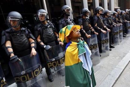 Um manifestante de costas para a polícia.