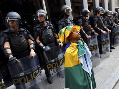 Um manifestante de costas para a polícia.