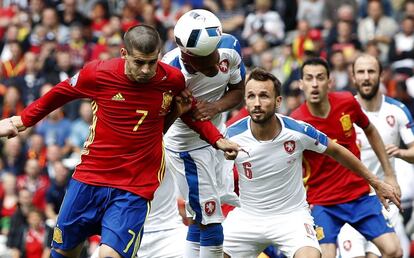 El delantero de la selección española Álvaro Morata (i) pelea un balón con los defensas de la selección checa Theodor Selassie (c) y Tomas Sivok (d).