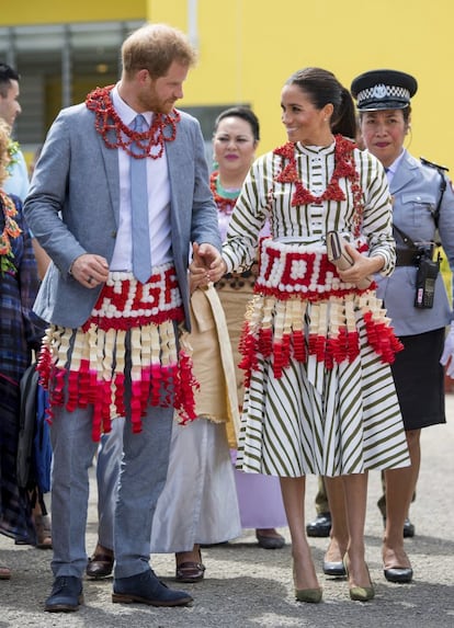 El 26 de octubre, a su llegada al centro de convenciones Fa'onelua en Nuku'alofa, Tonga, los duques vistieron el tradicional ta'ovala, una prenda del país que se coloca alrededor de la cintura, acompañada de varios collares.