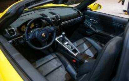 El productor de automóviles deportivos Porsche AG tuvo en el primer trimestre un beneficio operativo de 698 millones de euros. En la imagen, un el interior de un Porsche Boxter. EFE/Archivo