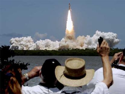 Un grupo de espectadores observa el despegue del <i>Discovery</i> en Cabo Cañaveral.