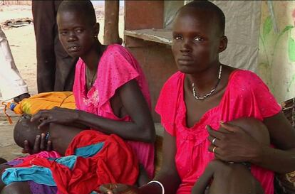 Madres con sus hijos a la espera de recibir tratamiento en el hospital de Médicos sin Fronteras en Leer, Sudán del Sur. 13 de mayo de 2014.