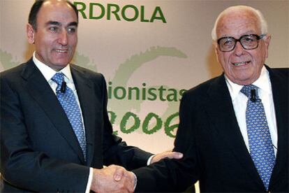 Sánchez Galán (izquierda) saluda a Oriol en la última junta de accionistas de Iberdrola.