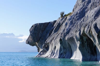 Una pausa durante el recorrido por la carretera Austral, en la Patagonia chilena, para fotografiar el reflejo de las limpias aguas del lago General Carrera en las llamadas capillas de mármol, formaciones calcáreas junto a la orilla del lago.