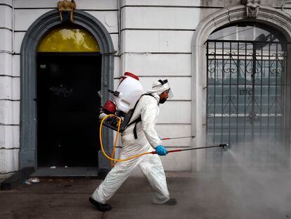 Un sanitario desinfecta las calles de Ciudad de México.
